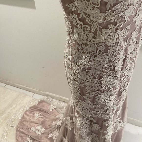 Gorgeous IZILADY lace Wedding Gown Fully Lined long Train Size 6 - Picture 3 of 12